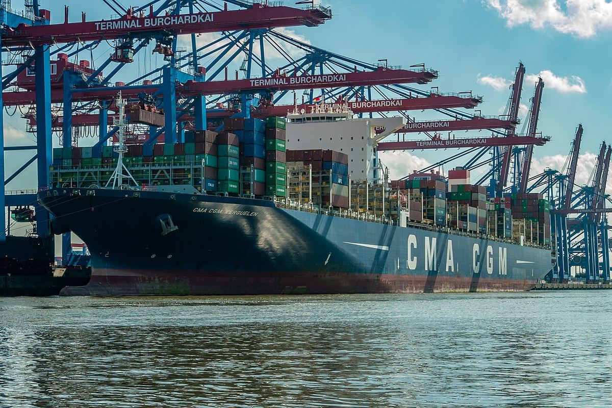 Navă portacontainer descărcată de macarale într-un port
