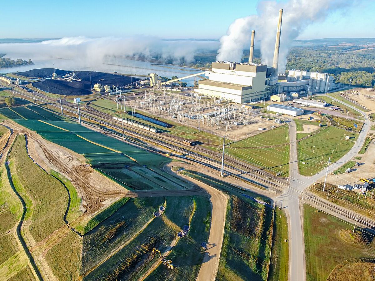 Centrală electrică pe cărbune cu coșuri înalte de fum, ilustrând producția de energie pentru sezonul rece.
