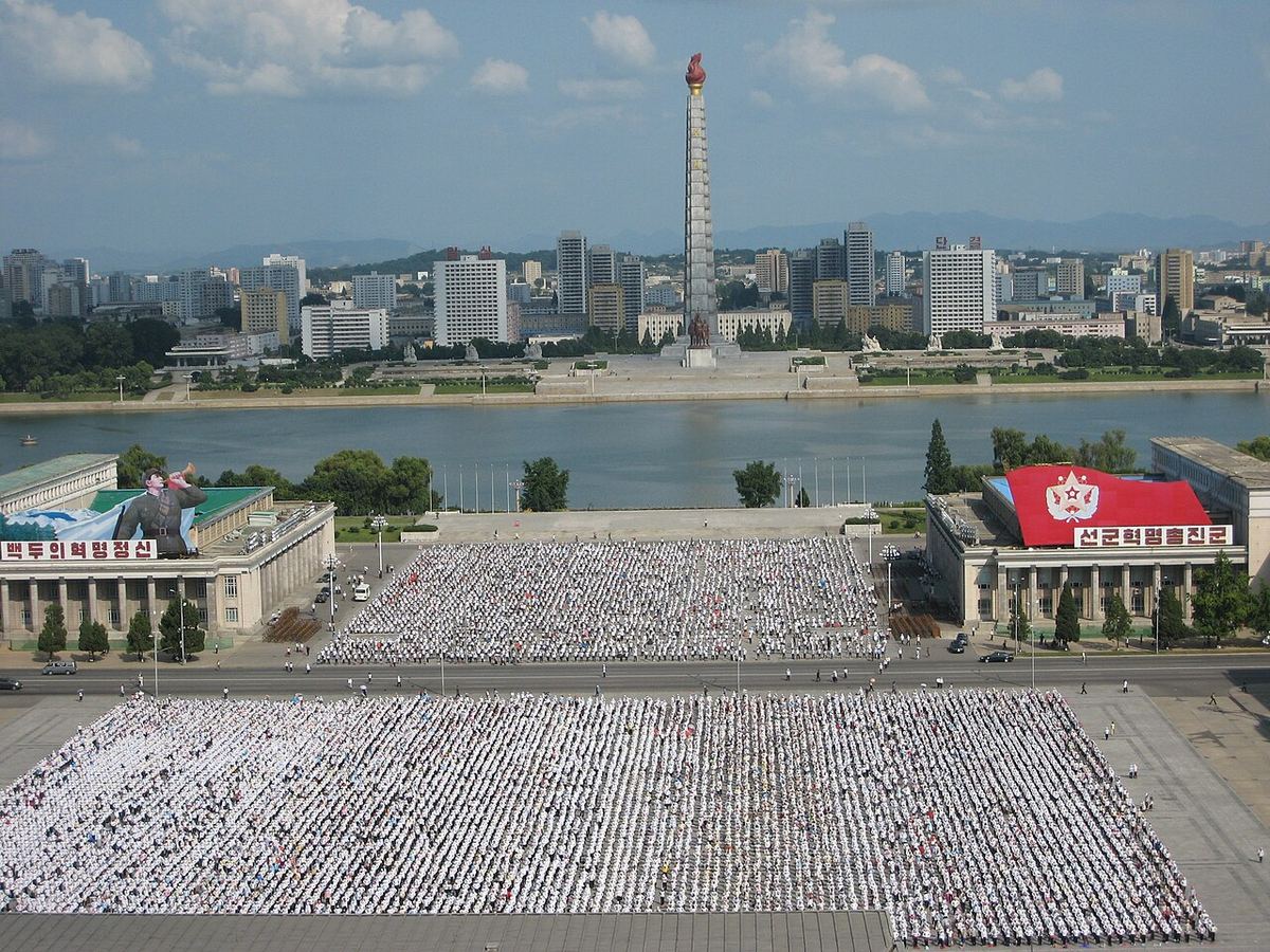 Piața Kim Il-sung și Turnul Juche de peste râul Taedong, în Phenian, Coreea de Nord.