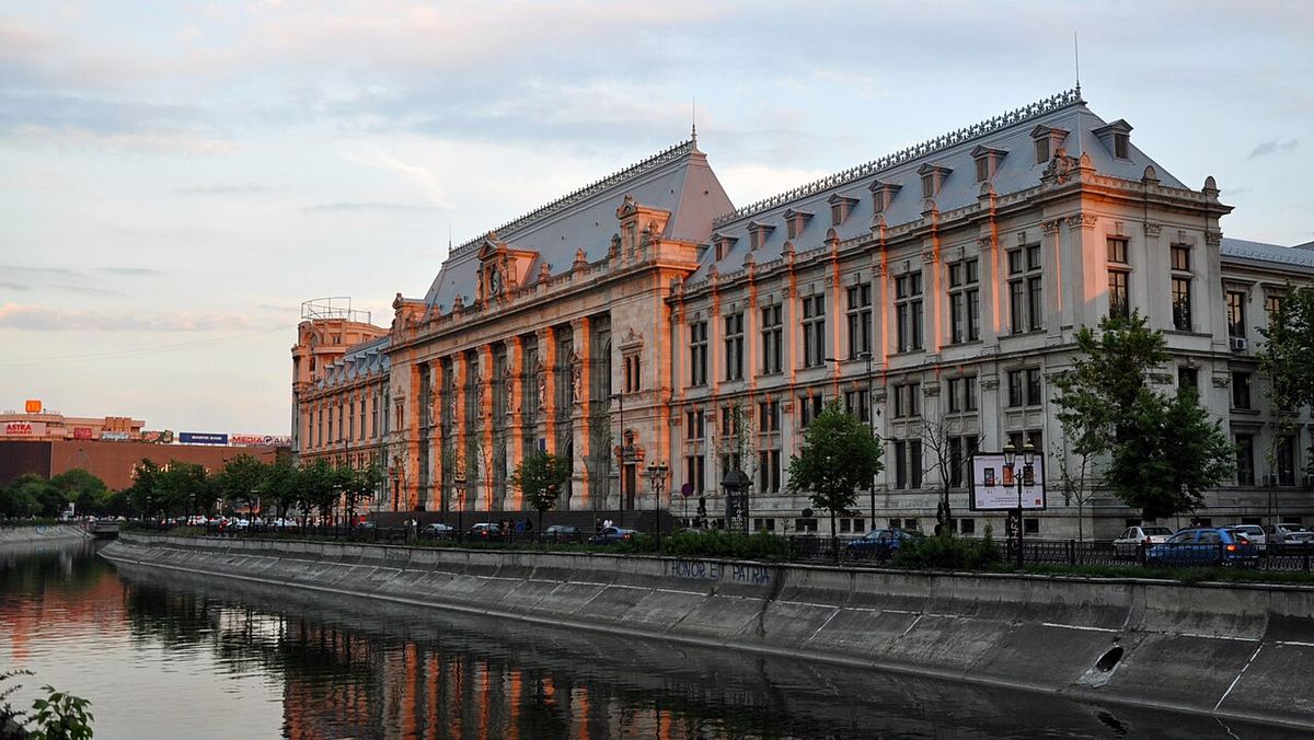 Palatul de Justiție din București, fotografiat din exterior.