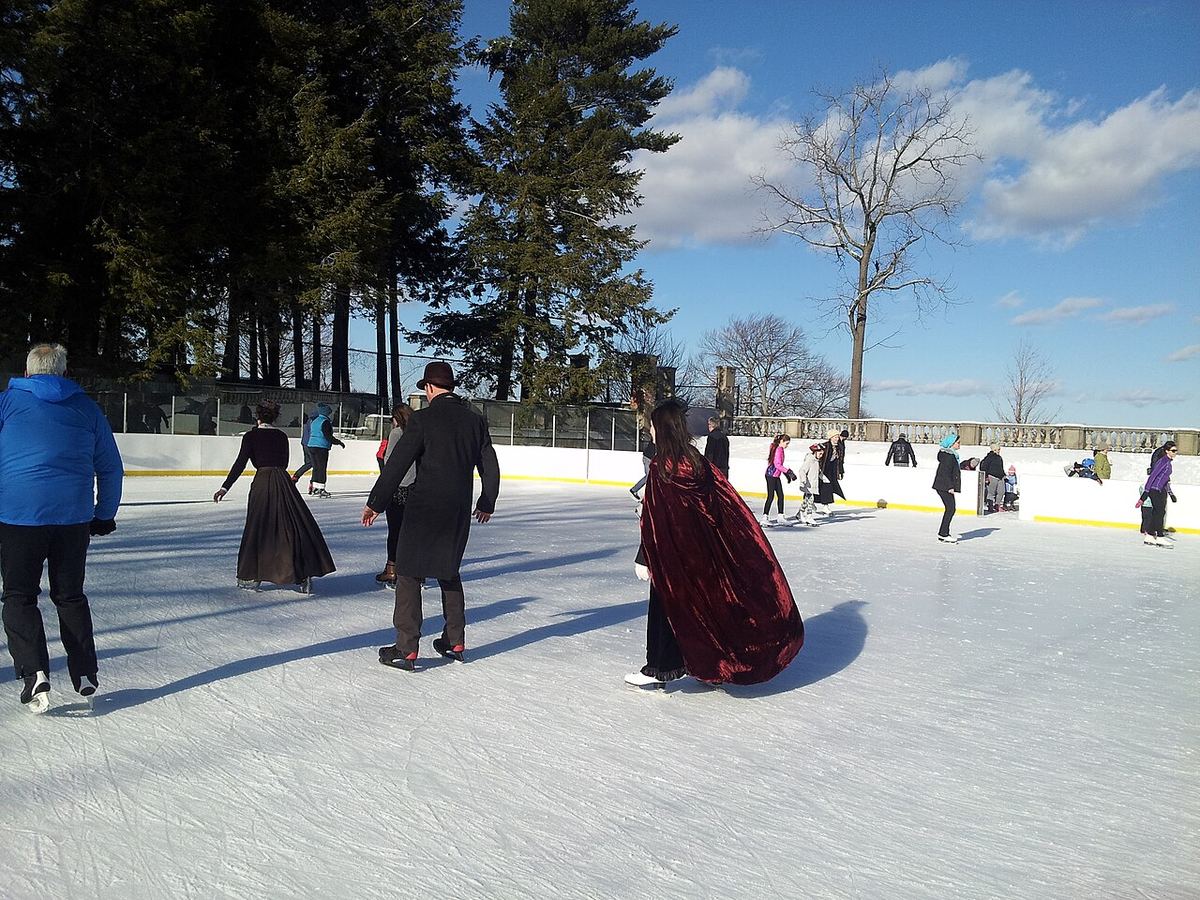 Patinoar exterior cu gheață netedă, la Larz Anderson Park, într-o zi de iarnă, cu oameni patinând.