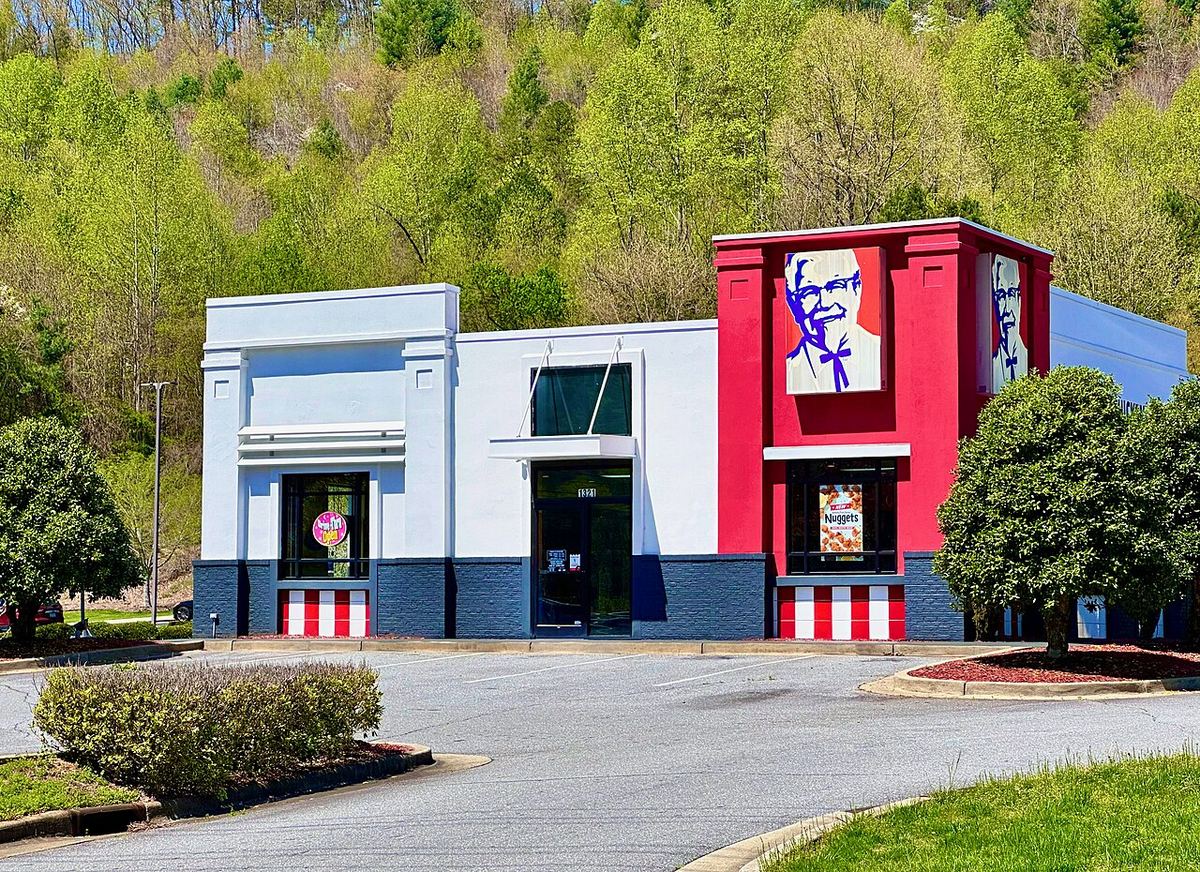 Restaurant KFC modern în Murphy, Carolina de Nord, SUA, cu portretul Colonelului Sanders pe fațadă