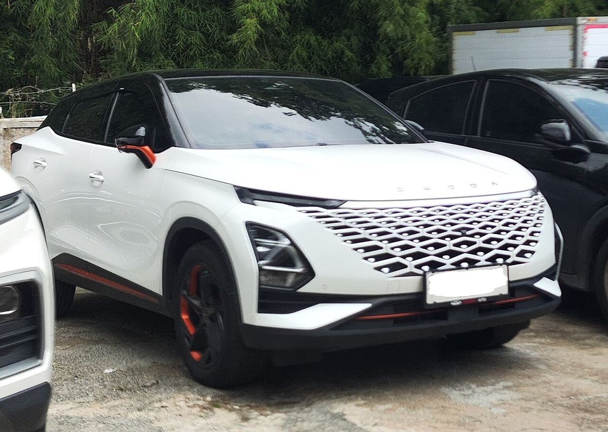 Automobil Omoda 5 GT FWD, model produs de marca chineză Chery, fotografiat în exterior.
