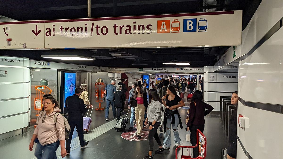 Persoane intrând și ieșind din stația de metrou Linia A de la gara Roma Termini, Italia.