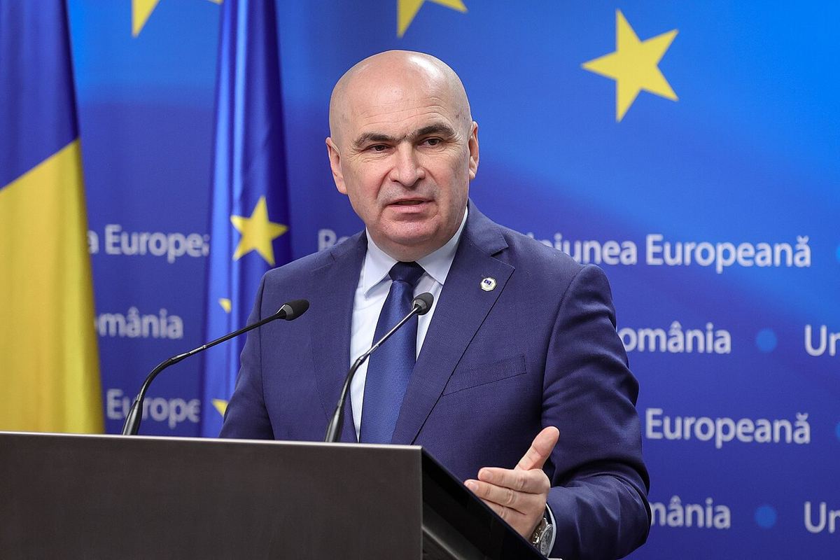 Ilie Bolojan vorbind la pupitru, în martie 2025