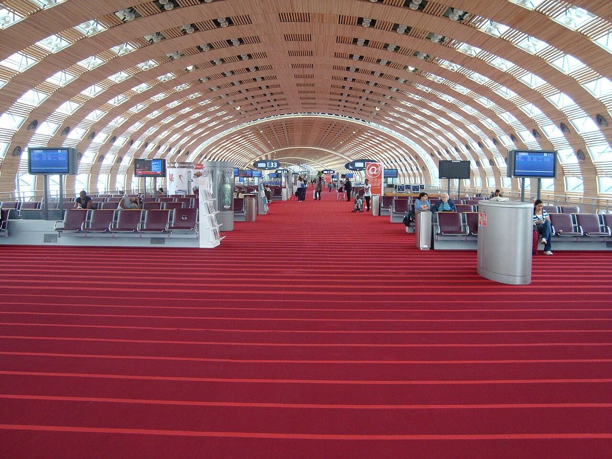 Interiorul terminalului aeroportului Charles de Gaulle din Franța, cu zone de așteptare și ecrane informative. Fotografie de arhivă.