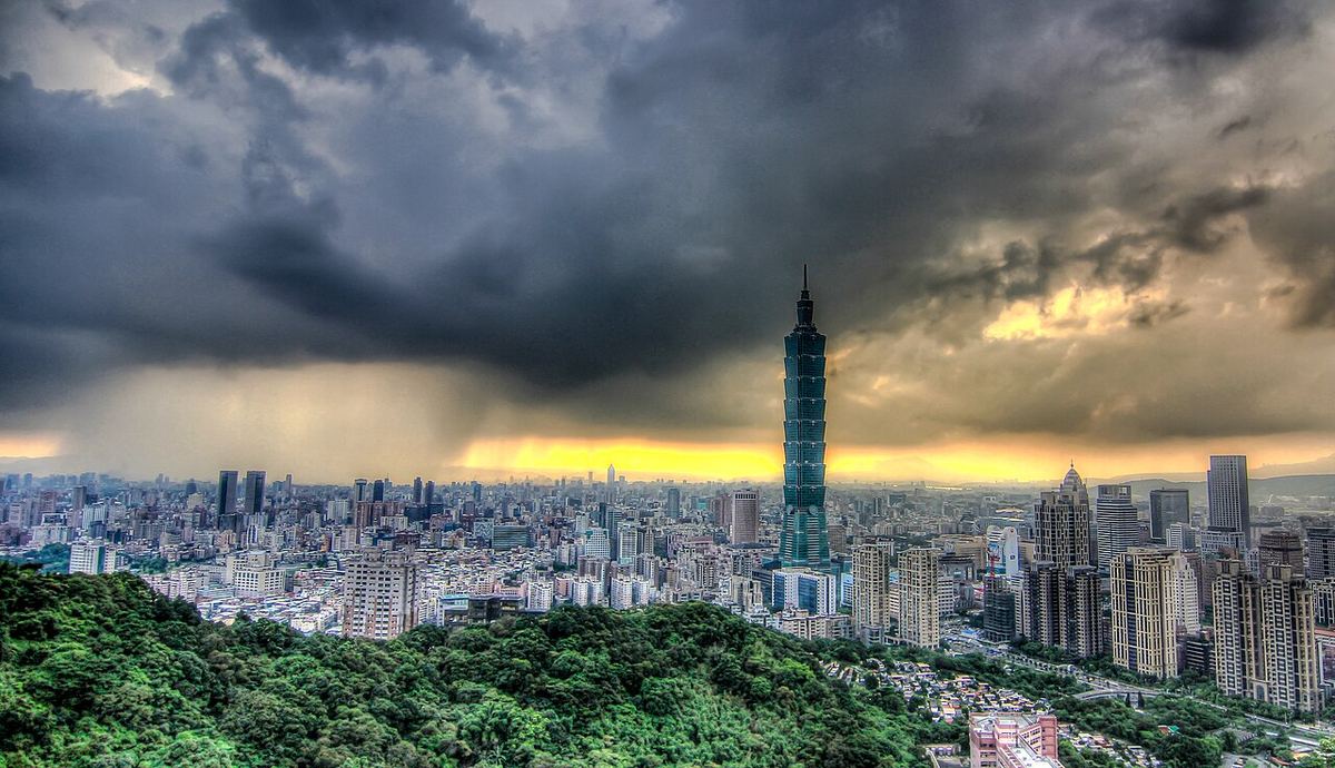 Panoramă a orașului Taipei, Taiwan, pe timp de taifun, cu clădiri înalte sub cer înnorat.