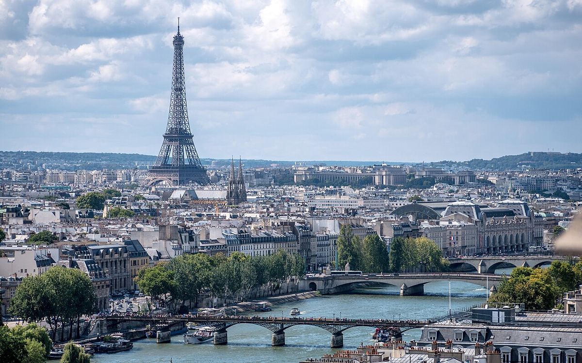 Panoramă a Parisului cu Turnul Eiffel și podurile de pe Sena