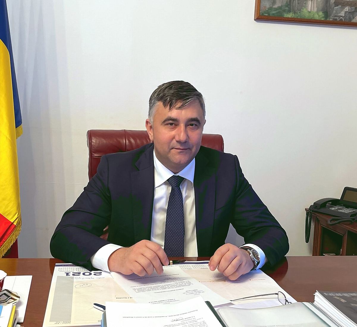 Fotografie portret a lui Vasile Cosmin Nicula, folosită în contextul bilanțului investițiilor Consiliului Județean Dolj.