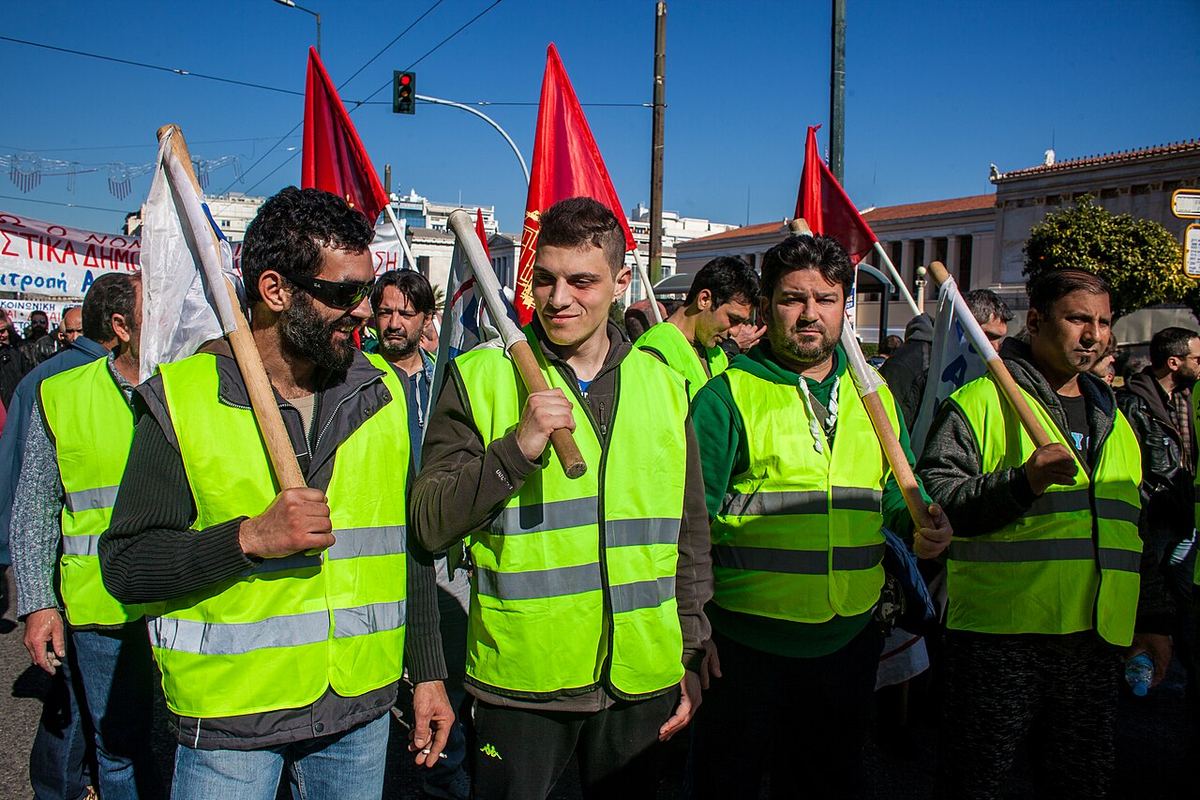 Demonstranți la o grevă generală în Atena, Grecia, în februarie 2020, cu manifestanți adunați pe o stradă din centrul orașului.