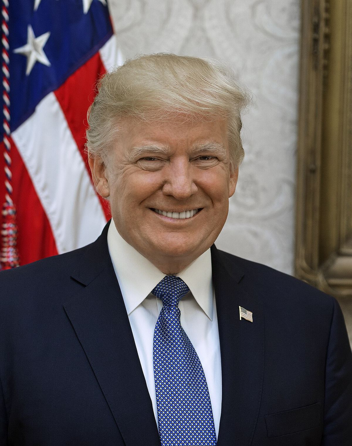 Donald Trump zâmbind, în fața unui steag american, într-un portret oficial realizat la Casa Albă.