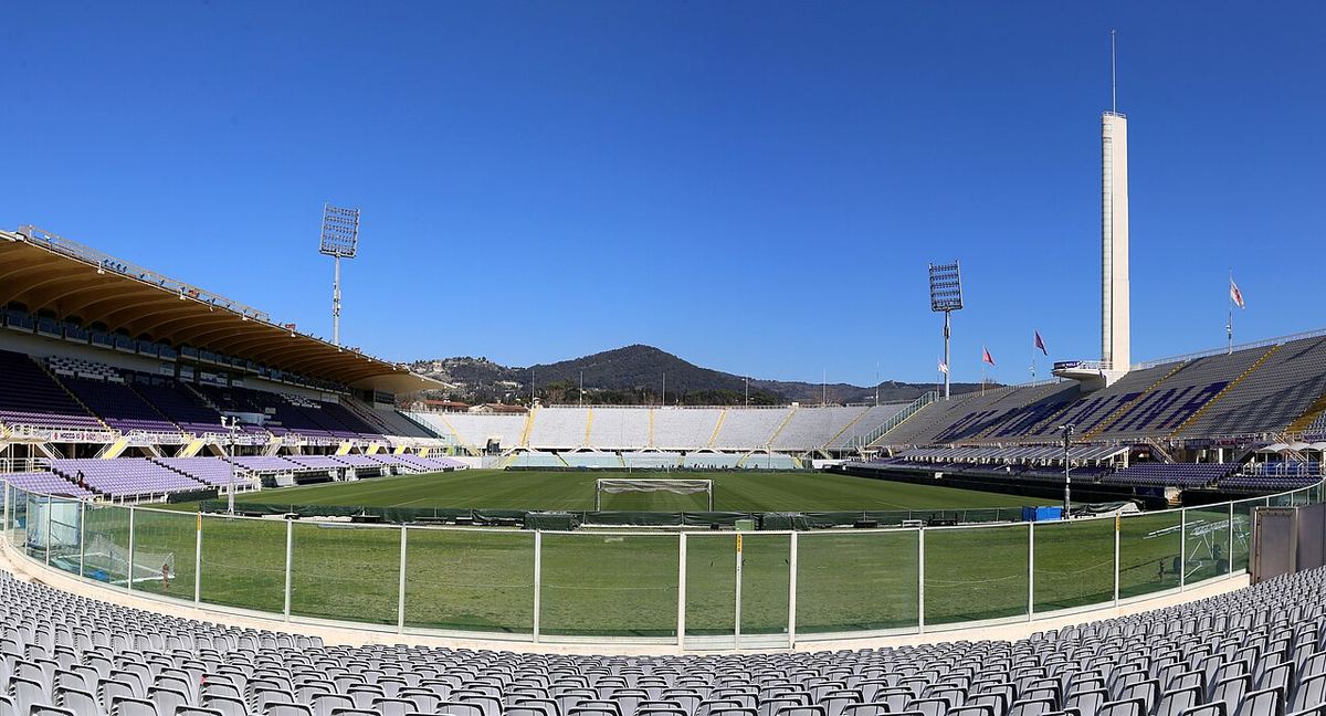 Stadionul Artemio Franchi din Florența, vedere de ansamblu cu terenul de joc și tribunele, în zi însorită.
