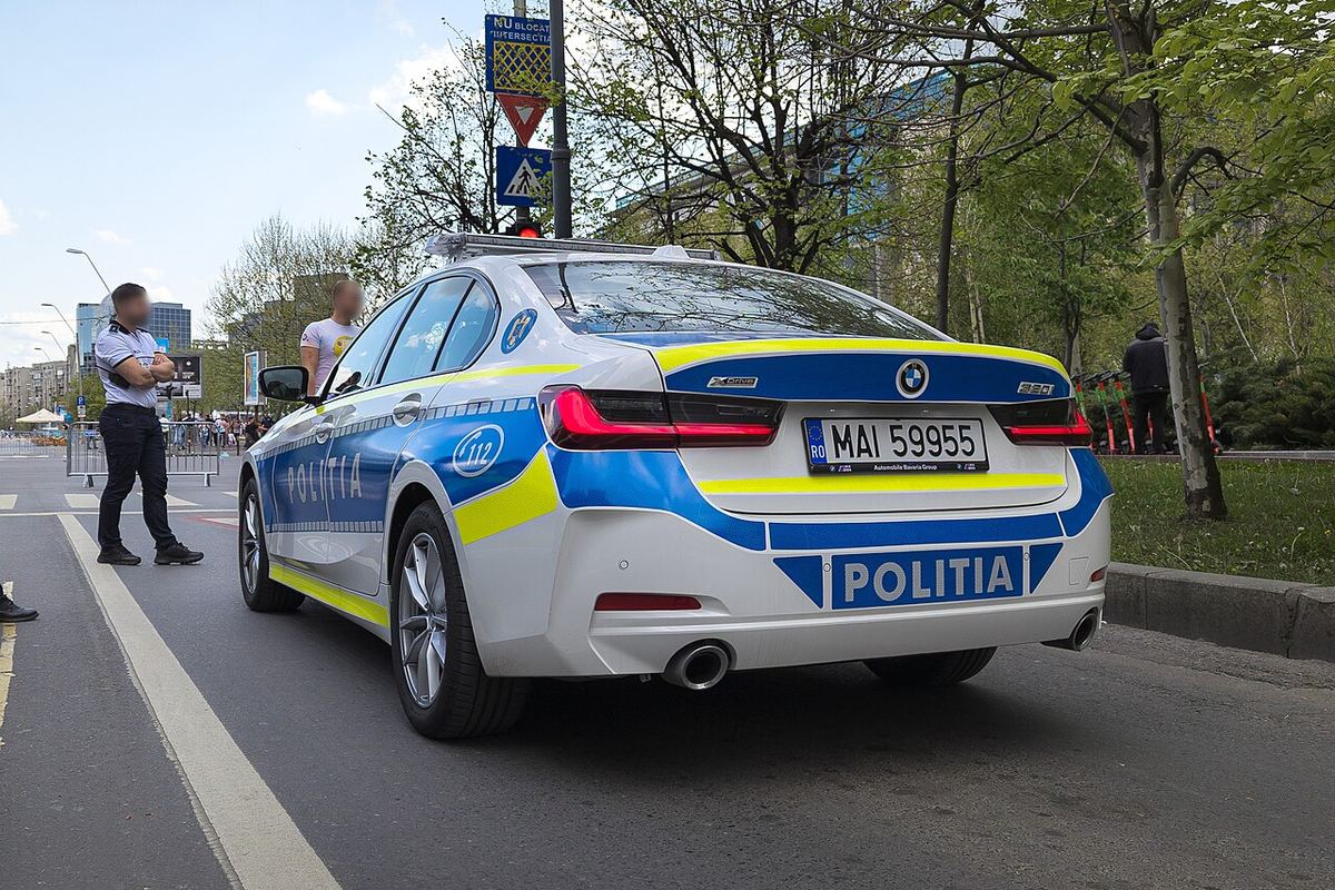 Mașină de poliție BMW Seria 3 G20 cu inscripții ale Poliției Române, ilustrație pentru controale rutiere.