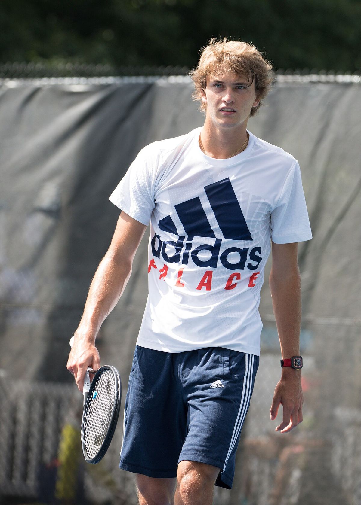 Alexander Zverev pe teren, în timpul unui meci de tenis.