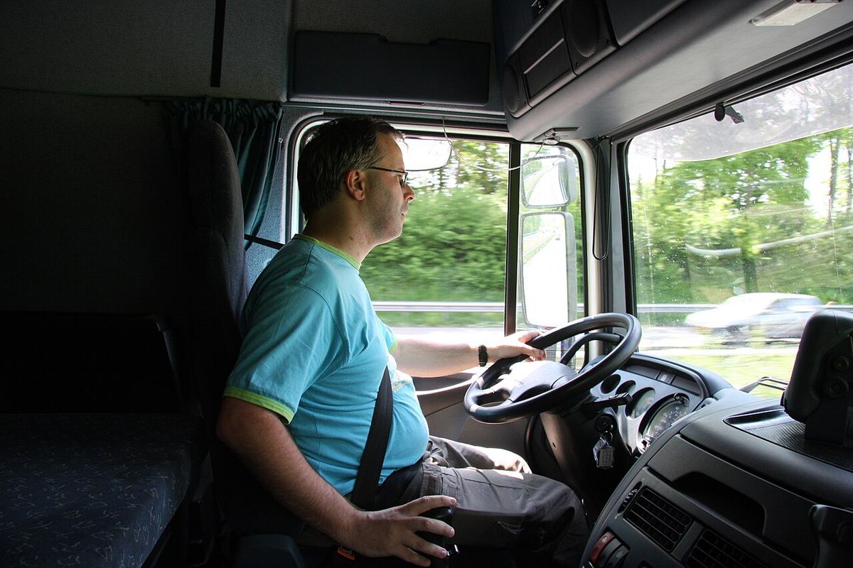 Un șofer de camion lucrând, fotografiat în timpul activității sale profesionale.