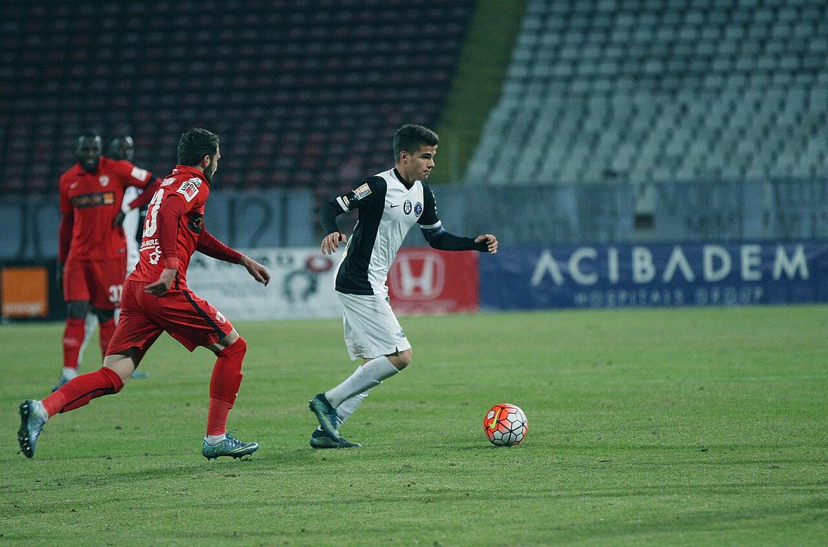 Ianis Hagi în timpul unui meci de fotbal, fotografie de arhivă.