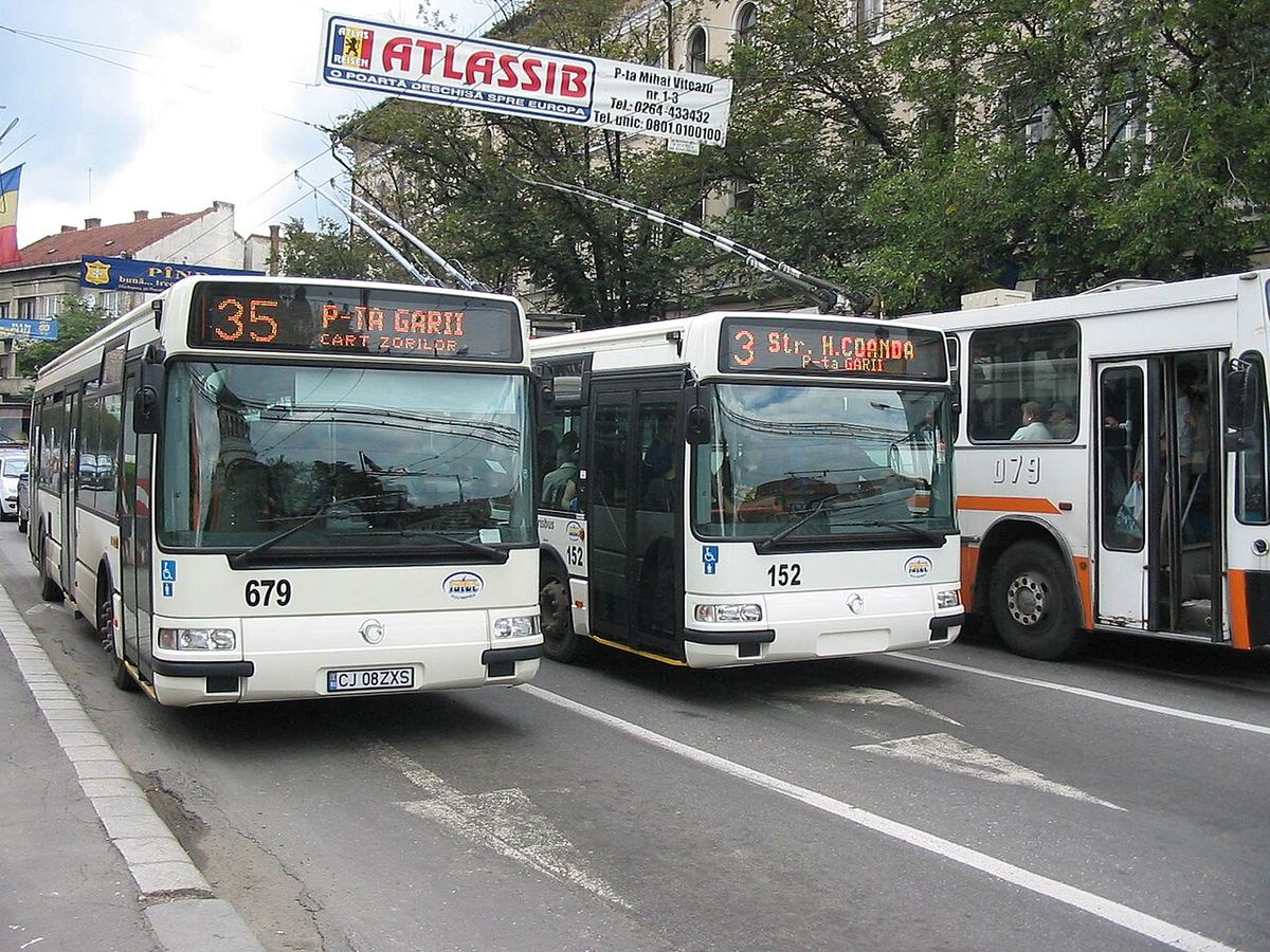 Troleibuz Irisbus pe o stradă din Cluj-Napoca, fotografiat din exterior.
