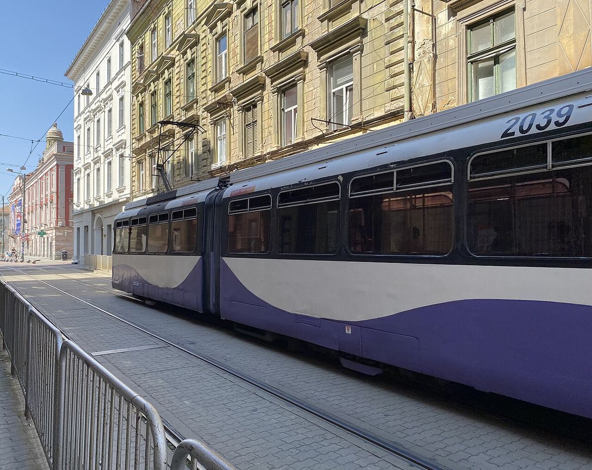 Un tramvai circulând pe o stradă din Timișoara, ilustrație pentru raportul financiar al STPT.