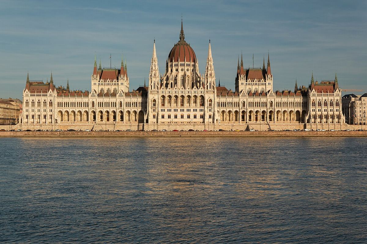 Clădirea Parlamentului ungar (Országház) din Budapesta, fotografiată seara.