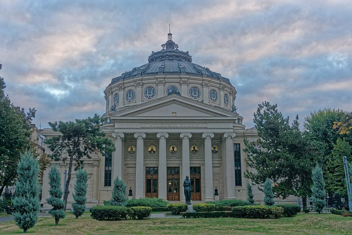 Ateneul Român fotografiat la răsărit, într-o dimineață de toamnă.
