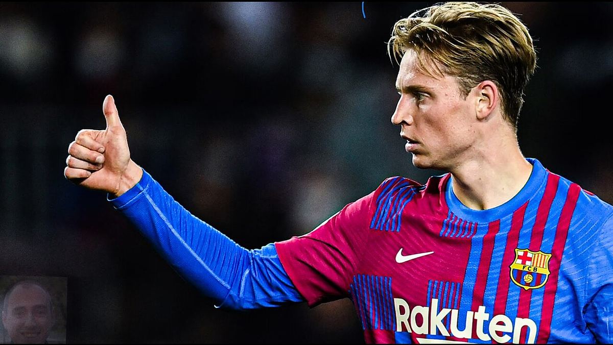 Frenkie de Jong în tricoul FC Barcelona, ridicând degetul mare, într-o fotografie de arhivă.