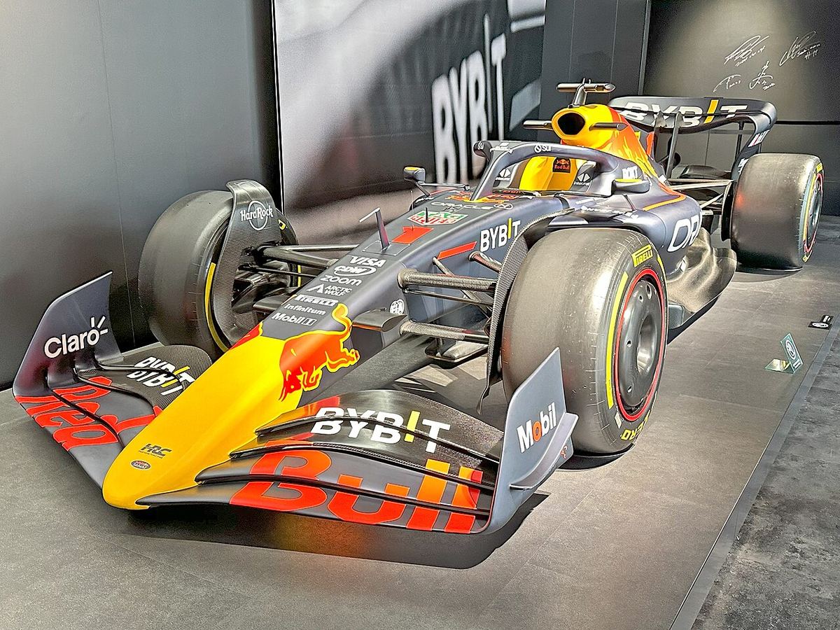 Vedere frontală a monopostului Oracle Red Bull Racing RB20 din Campionatul Mondial de Formula 1 din 2024.