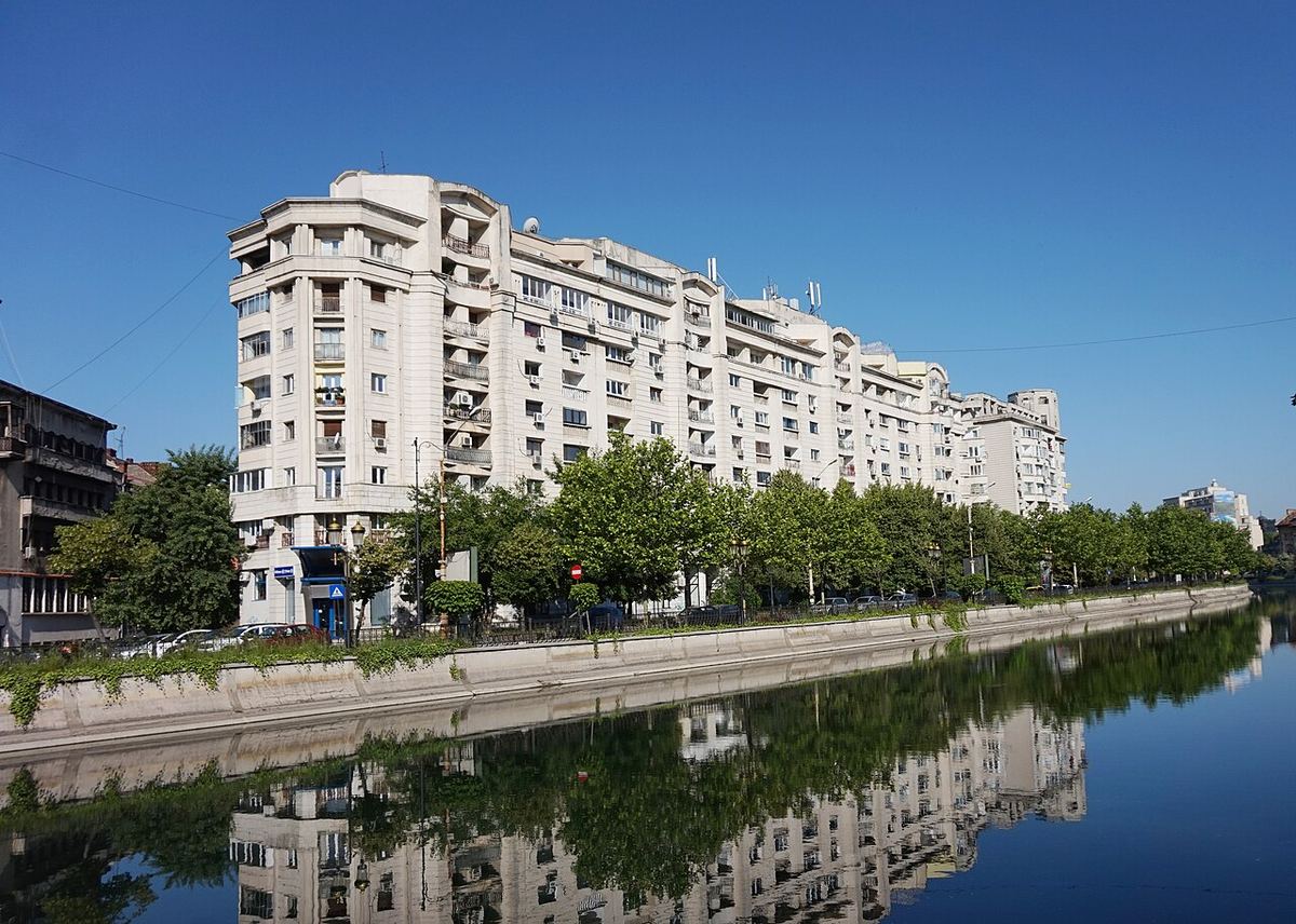 Bloc de locuințe de pe malul Dâmboviței, în București