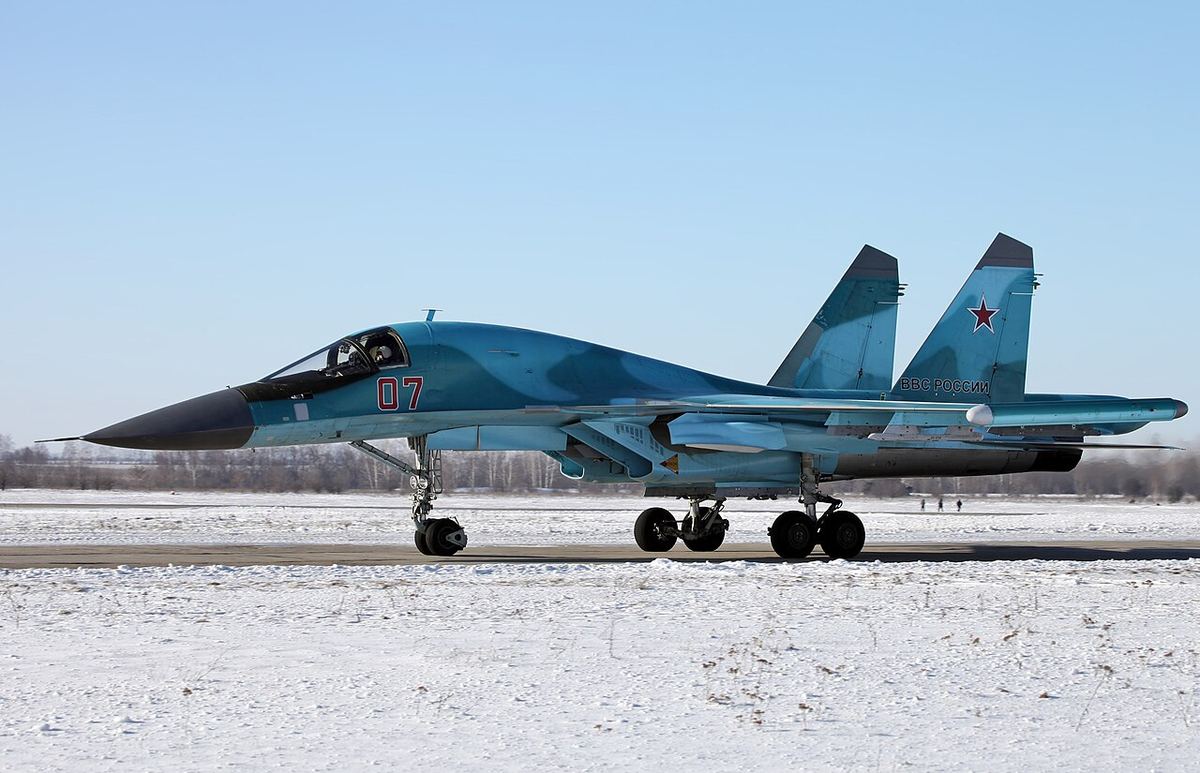 Avionul de luptă Su-34 pe o pistă acoperită de zăpadă, fotografie de arhivă din 2012.