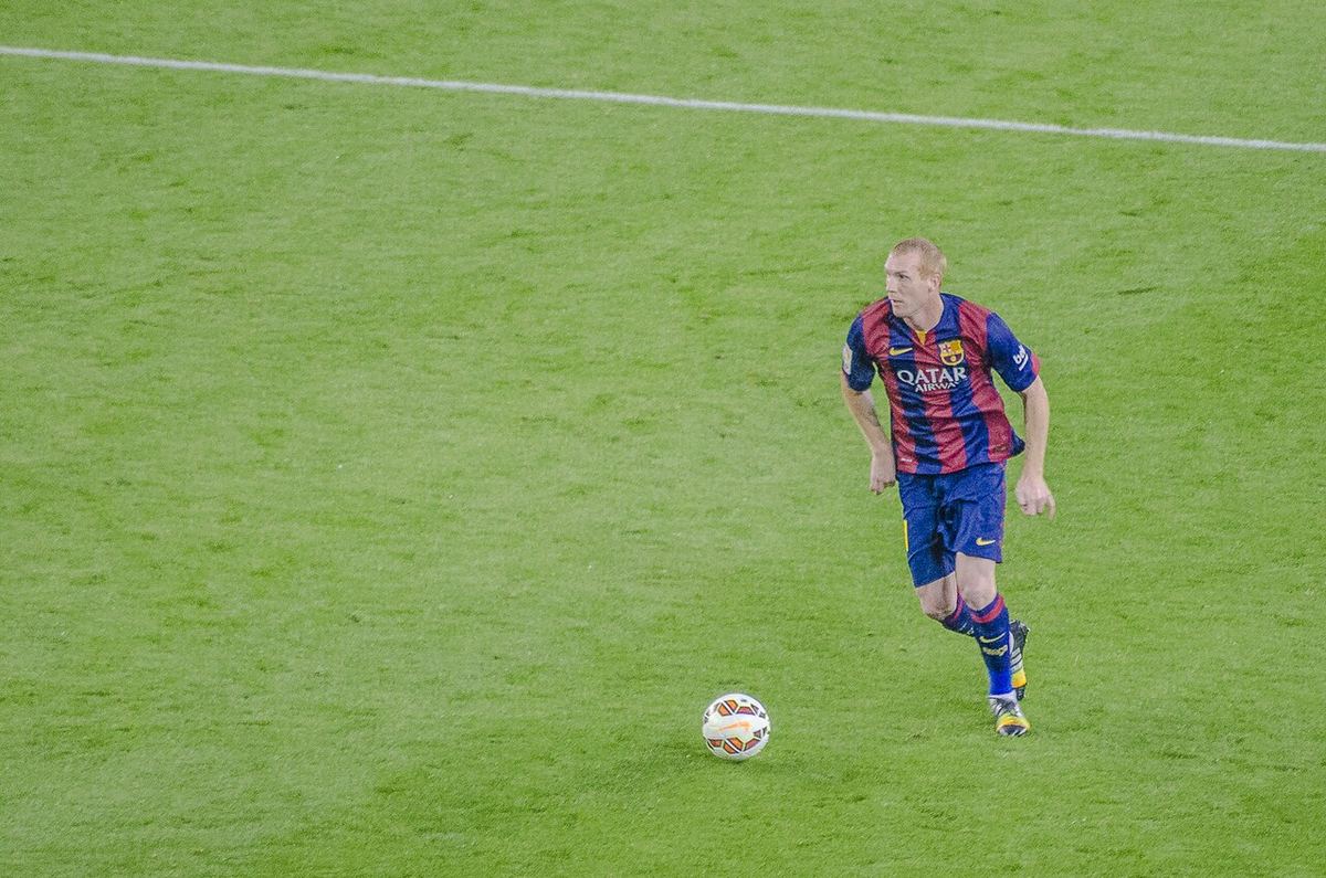Jeremy Mathieu, fotbalist francez, în timpul unui meci pentru FC Barcelona, pe teren, în 2014.