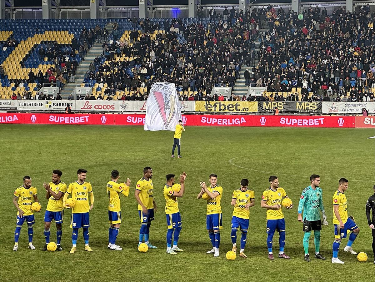 Echipa Petrolul Ploiești aliniată înaintea unui meci, în 2023