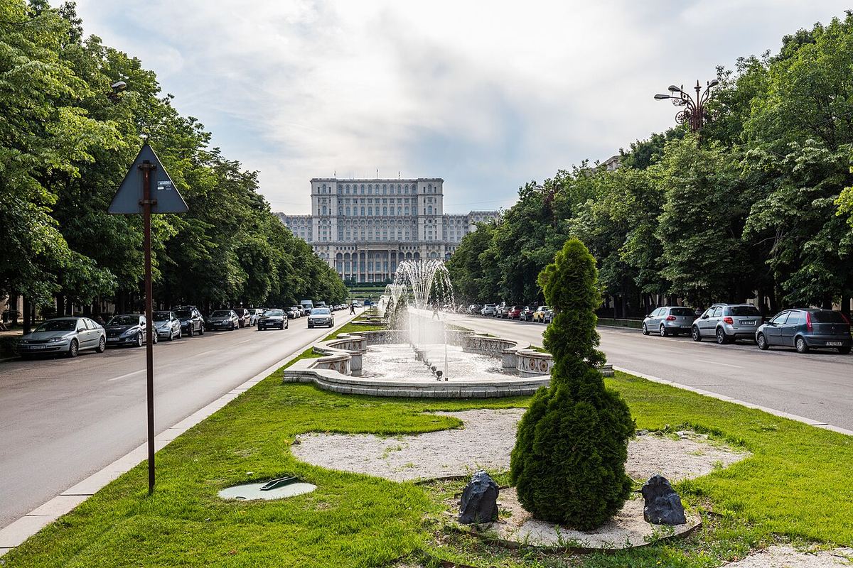 Palatul Parlamentului din București, văzut de pe bulevardul Unirii