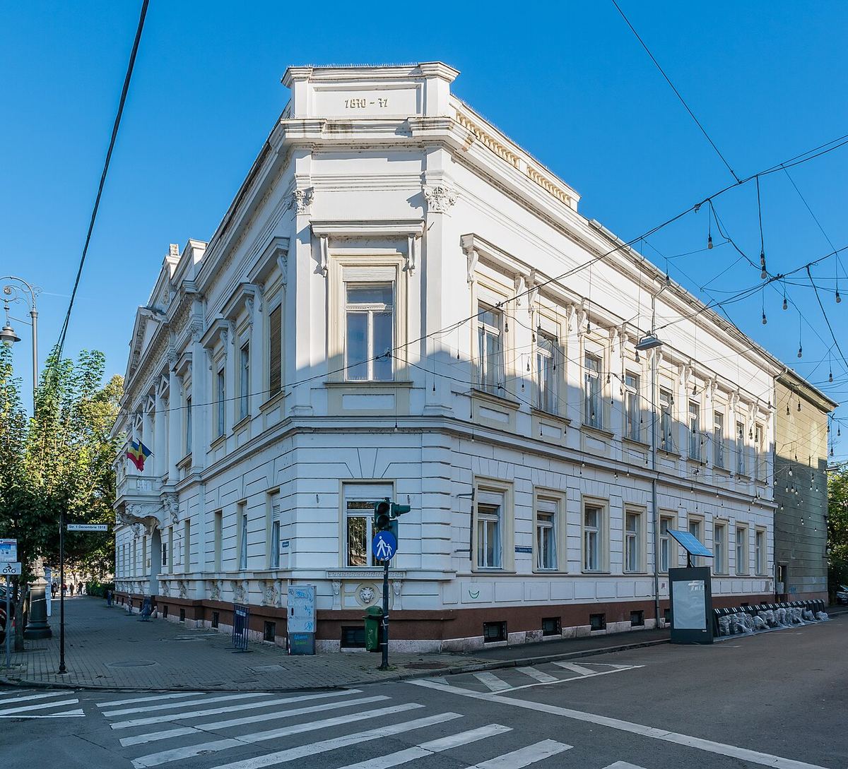 Clădire veche din Arad, pe Bulevardul Revoluției nr. 81, fotografiată ca imagine ilustrativă pentru subiectul despre prefectura județului Arad.