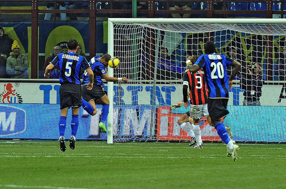 Adriano marchează pentru Inter în derby-ul cu AC Milan din 15 februarie 2009, pe stadionul Giuseppe Meazza.