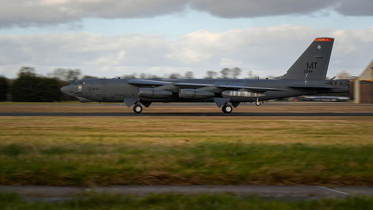 Bombardier strategic B-52H pe pista bazei RAF Fairford din Gloucestershire, Marea Britanie, fotografiat ziua.