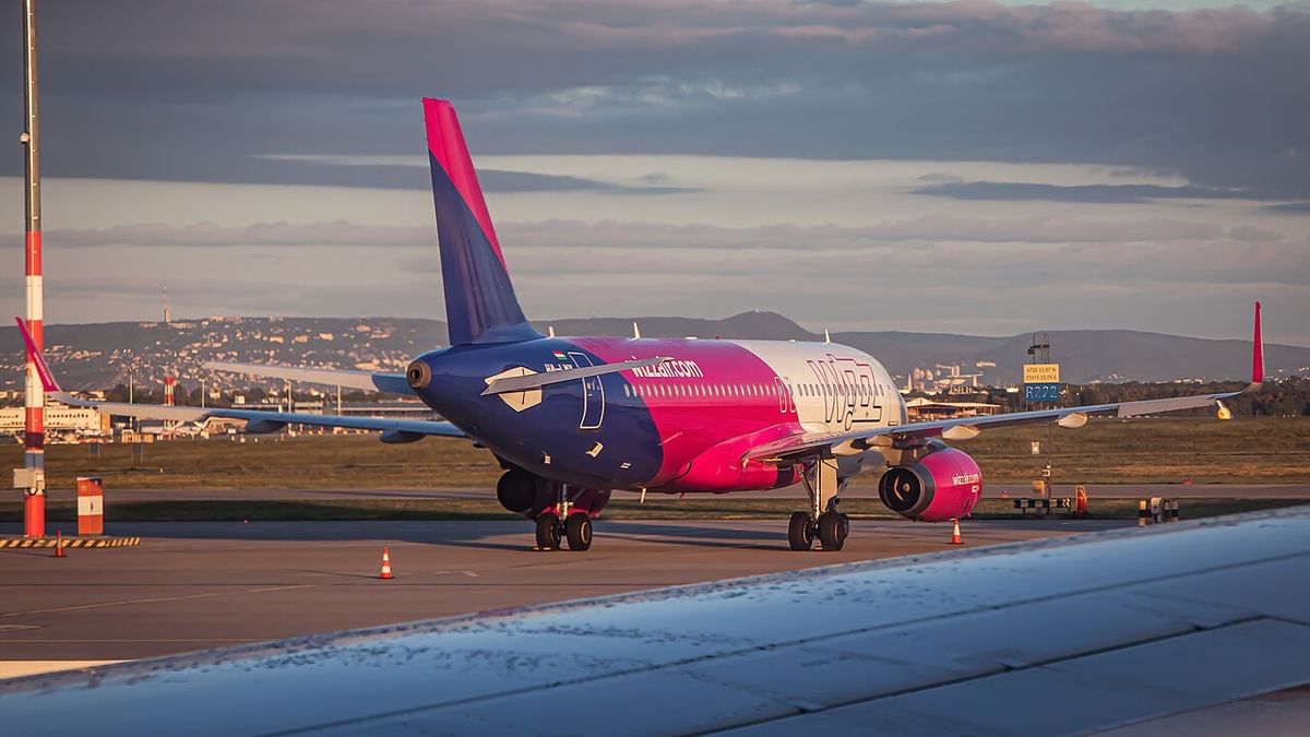 Avion Airbus A320-232 al companiei Wizz Air, pe pistă sau la sol.