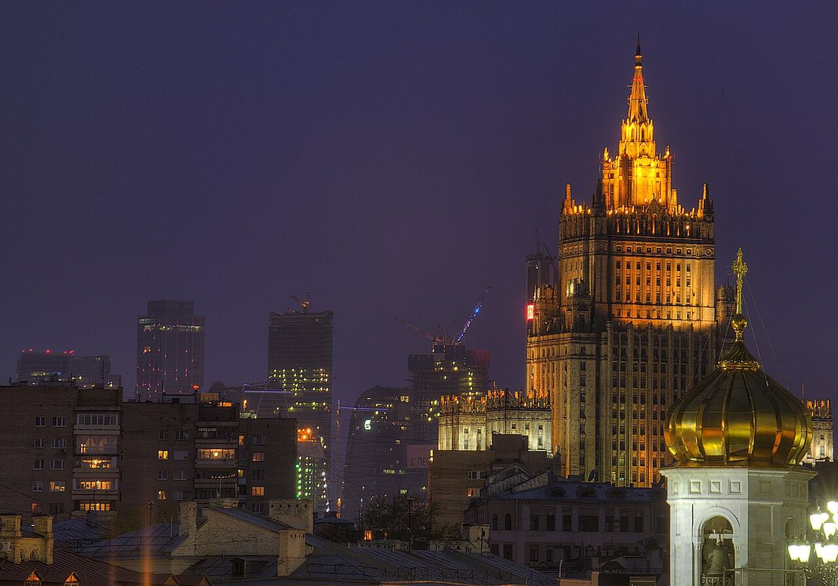 Panoramă a orașului Moscova, cu clădiri înalte pe fundal, ilustrativă pentru articolul despre drone.