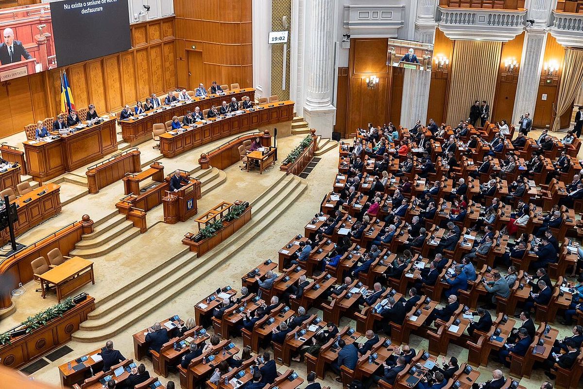 Plenul Camerei Deputaților din România, în timpul unei ședințe comune a Parlamentului, cu deputați așezați în sală.