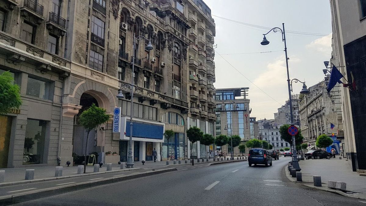 Calea Victoriei din București, cu clădiri istorice pe ambele laturi ale străzii, într-o zi însorită.
