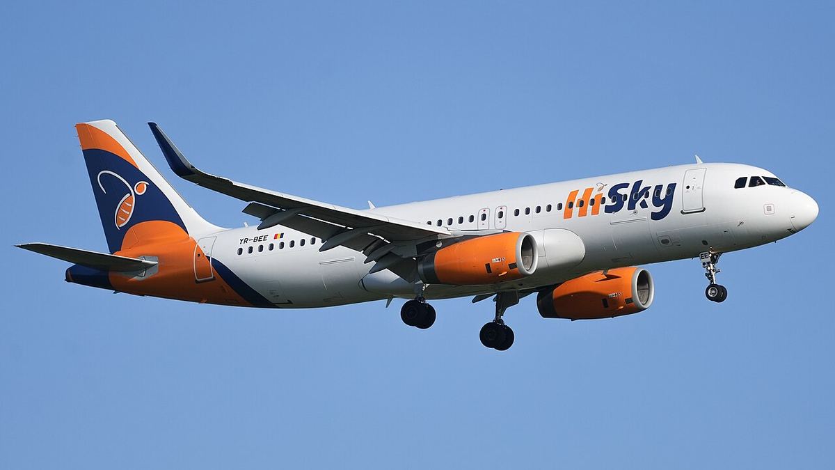 Avionul HiSky Europe Airbus A320 cu înmatricularea YR-BEE în apropierea pistei de aterizare a aeroportului Frankfurt.