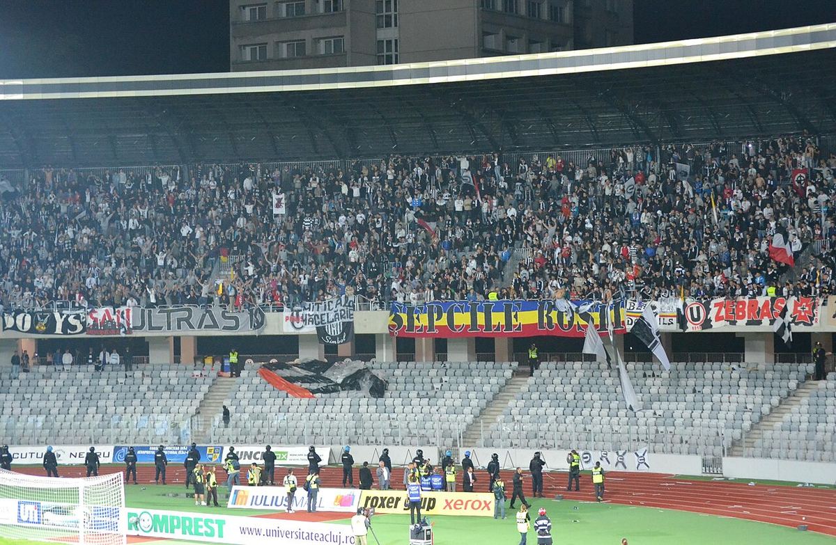 Suporterii echipei Universitatea Cluj în tribuna stadionului Cluj Arena