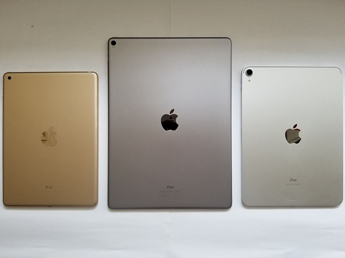 Tablete iPad de diferite dimensiuni, inclusiv un iPad auriu de 9,7 inch și iPad Pro în gri spațial și argintiu, ilustrație.