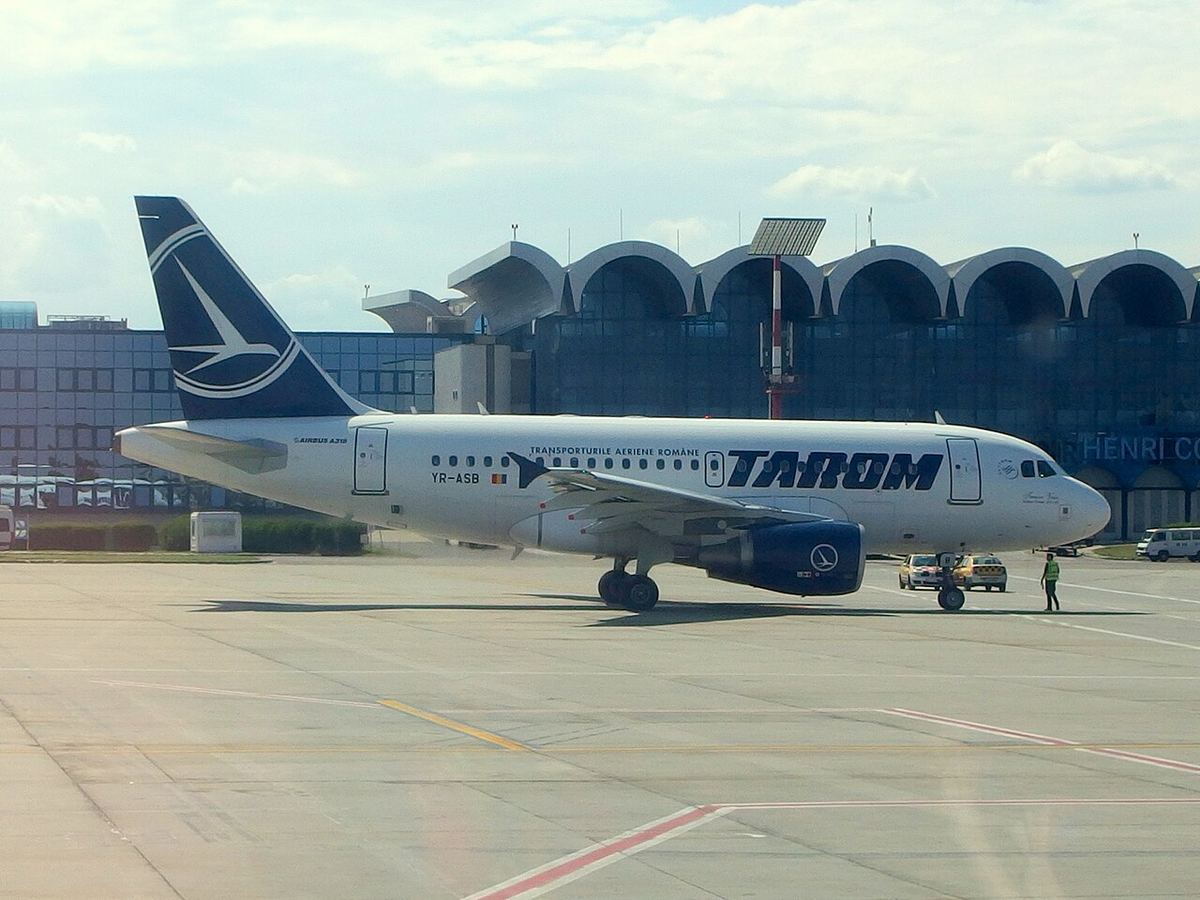 Avion pe platforma Aeroportului Henri Coandă, lângă terminal