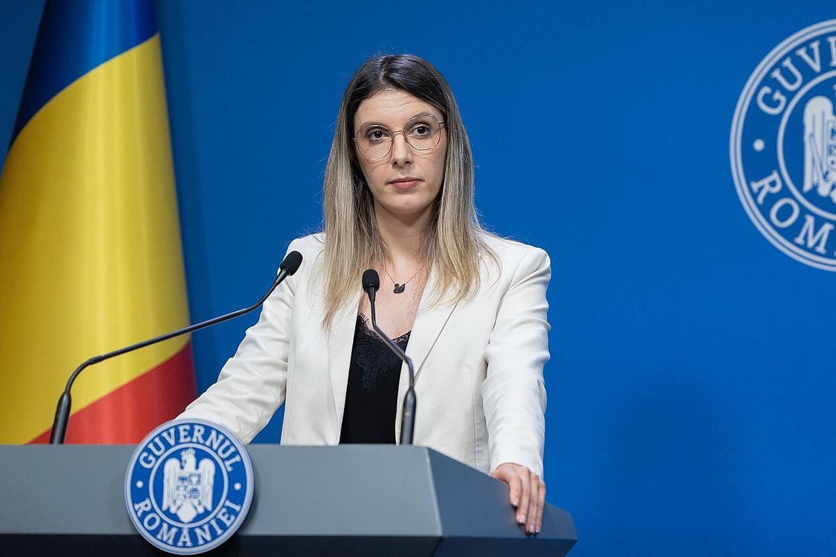 Diana Buzoianu, ministrul Mediului, la o conferință de presă la Guvern, în 2025