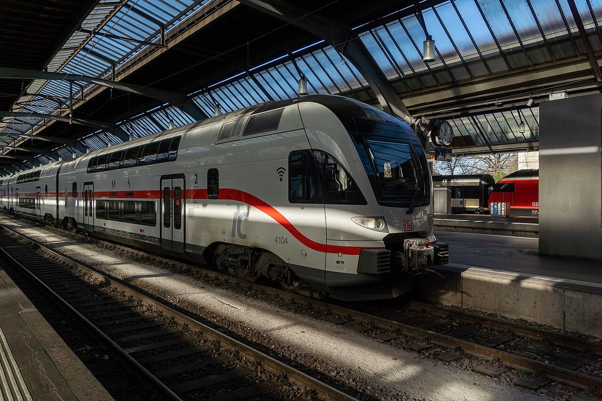 Tren Deutsche Bahn seria 4010 în stația Zürich HB, pe ruta Stuttgart–Zürich.