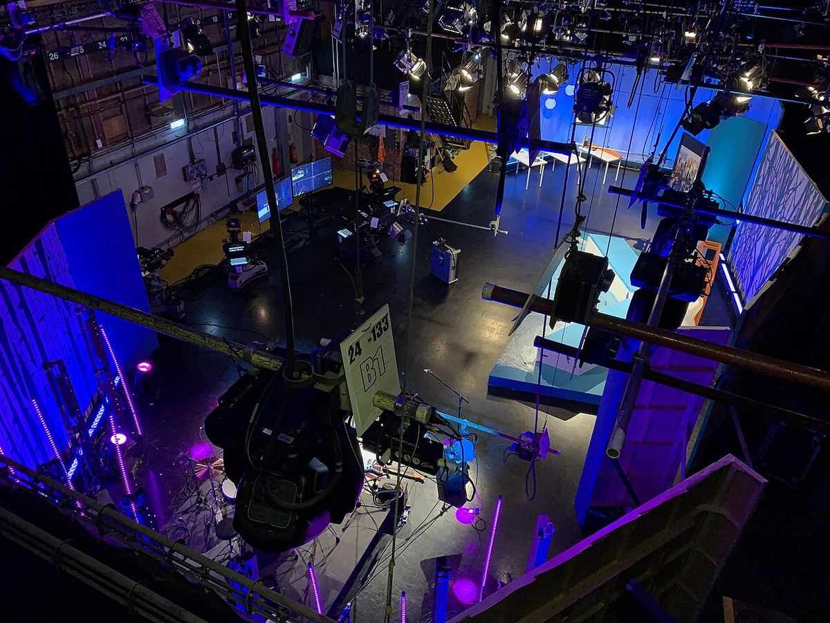 Imagine ilustrativă: un studio de televiziune cu echipament de filmare, fotografiat în 2018.