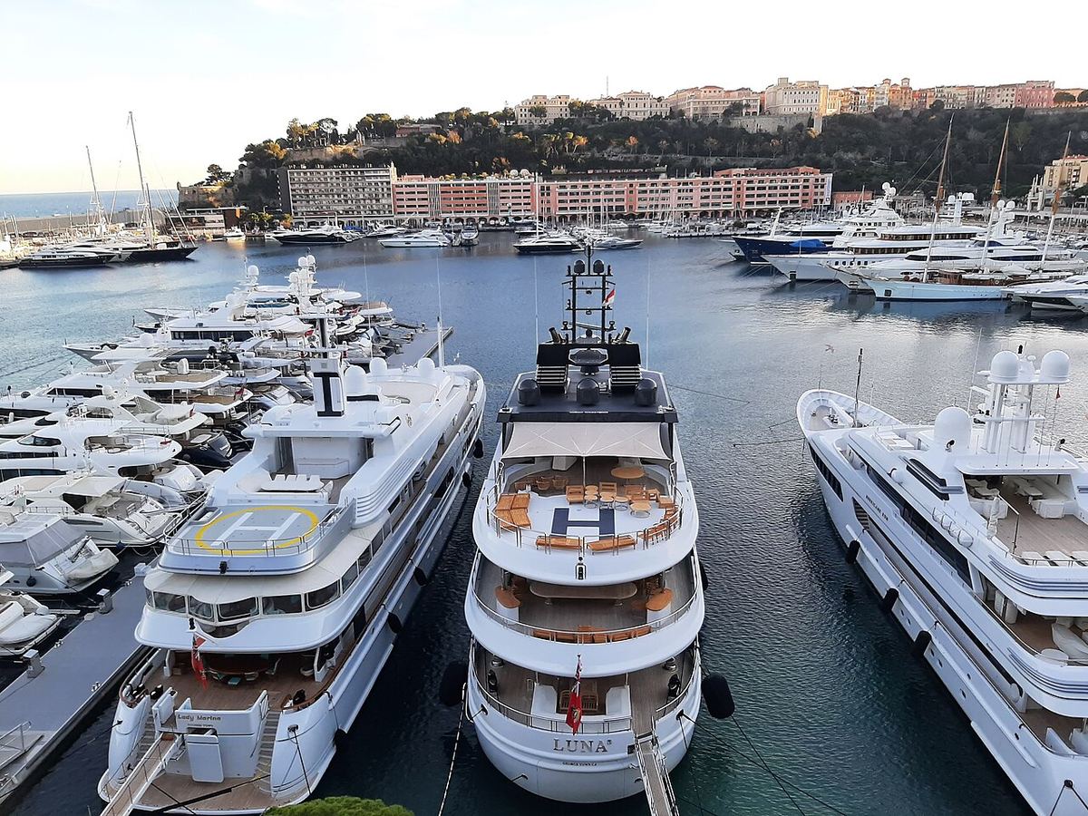 Portul Hercule din Monaco, cu iahturi de lux ancorate și clădiri pe colină, fotografie de arhivă din februarie 2022.