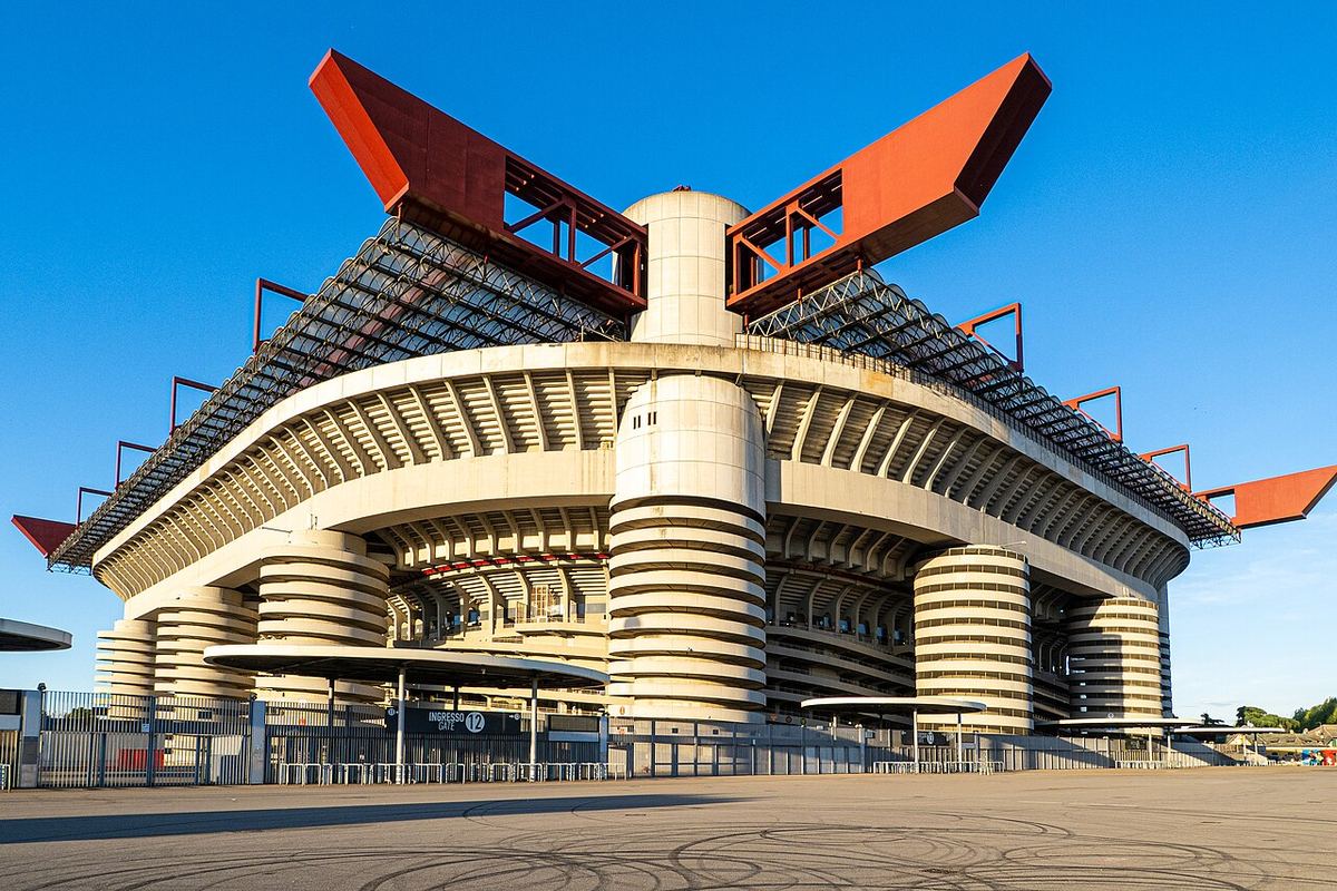 Stadionul Giuseppe Meazza, cunoscut și ca San Siro, din Milano, fotografiat din exterior.