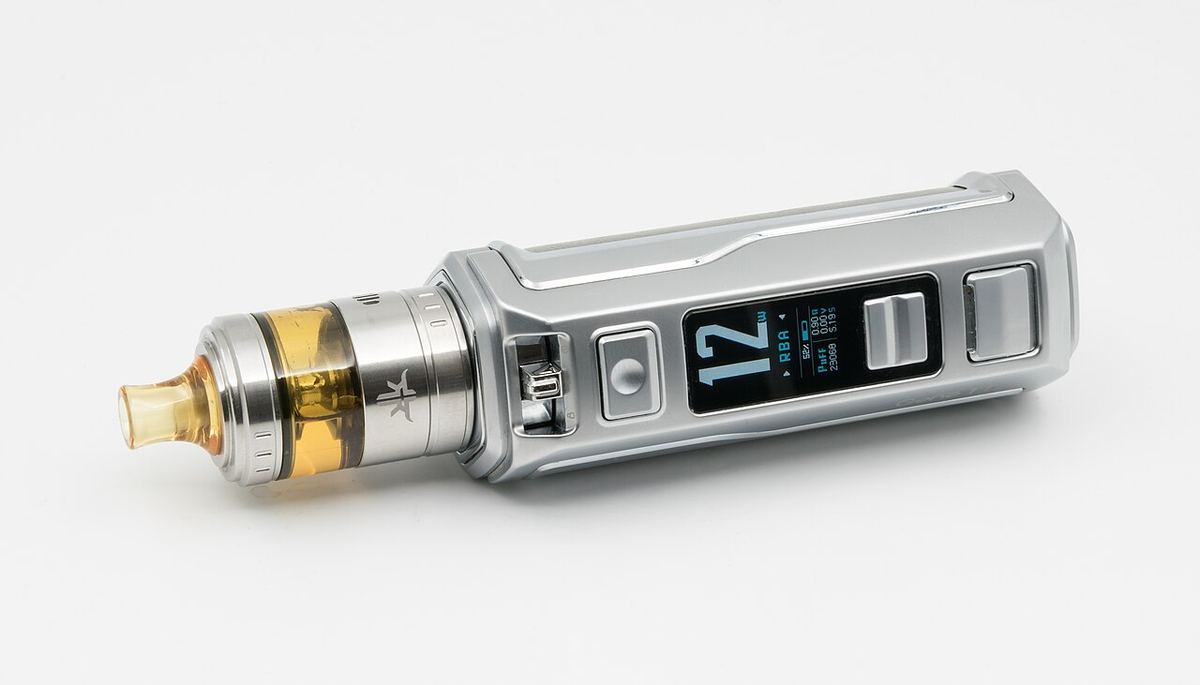Țigară electronică argintie cu modul Argus XT și atomizor Requiem RTA, fotografiată pe fundal alb.