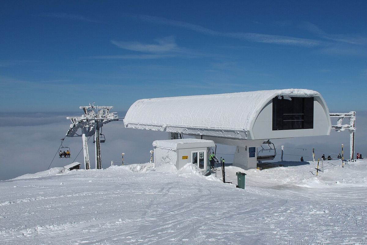 Stația superioară a telescaunului de la La Dôle, stațiune de schi situată la granița dintre Franța și Elveția.