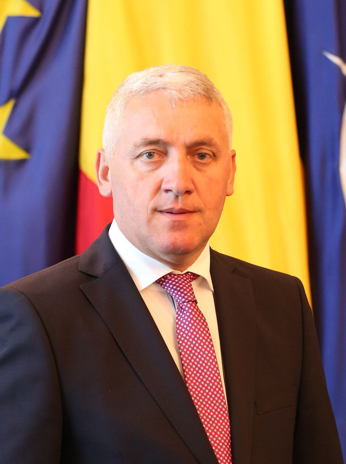 Fotografie portret a lui Adrian Țuțuianu, fost ministru al apărării naționale (2017).